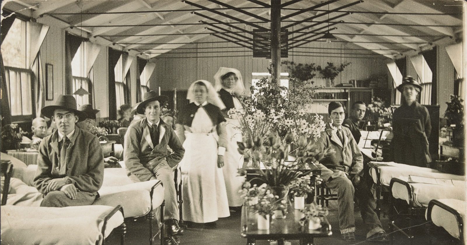 Pielęgniarki i rekonwalescenci na oddziale 19 szpitala Harefield w Anglii, fotografia z 1918 roku